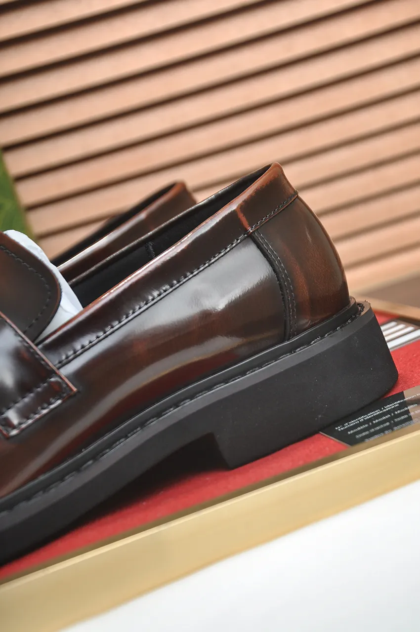 Men's shoes💰540💶Italy's top luxury men's shoe giant (GUCCI) (Gucci) (full cowhide lining) new arrival🍃Original European style🔰 Pleasant to the eye😍In order to make the shoes more durable and non-deformable🌀The production continues to follow traditional methods but there is still no lack of innovation💪Choose original sheepskin for the leather♻️ Smooth and natural And extra bright ⭐Made of imported cowhide, the first choice of rich people 38-45 (45 customized)